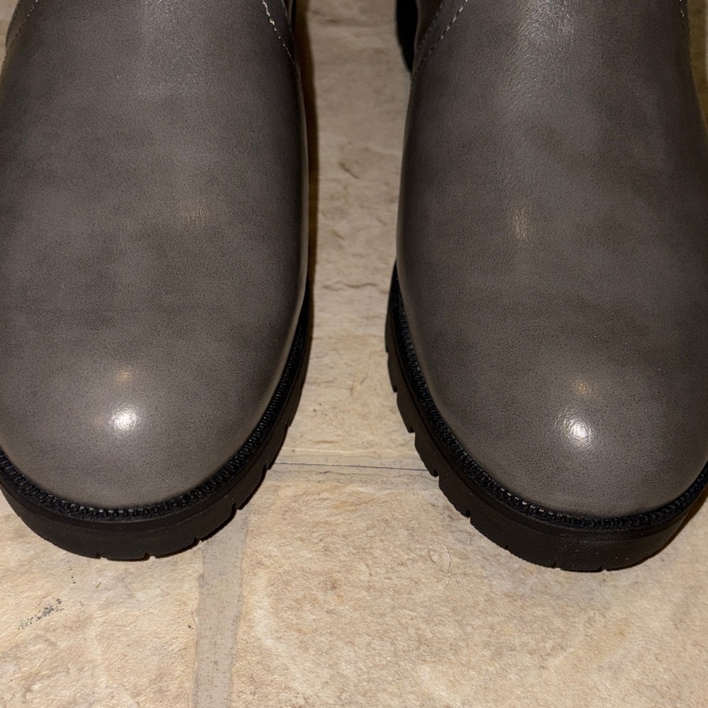 Dream Pairs size 9  Women's Grey Heeled Riding style Boots - Picture 3 of 13